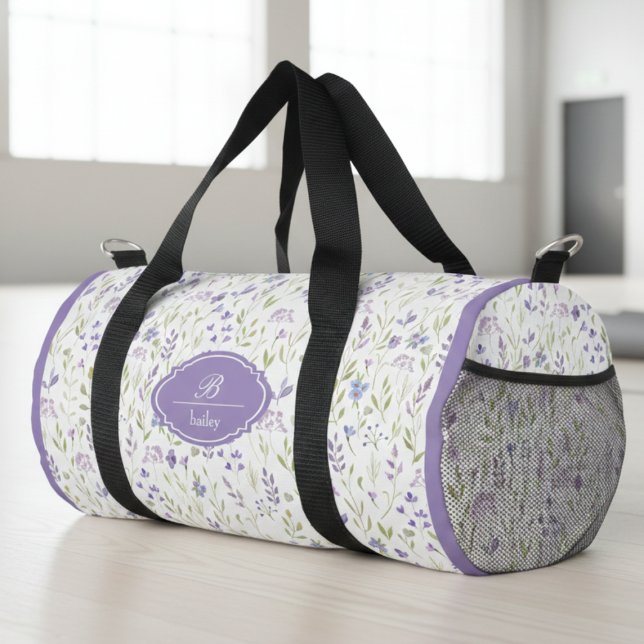 Personalisiertes lila Blumenmonogramm Duffle Bag (elegant purple blue wildflower duffel bag with monogram in calligraphy script typography)