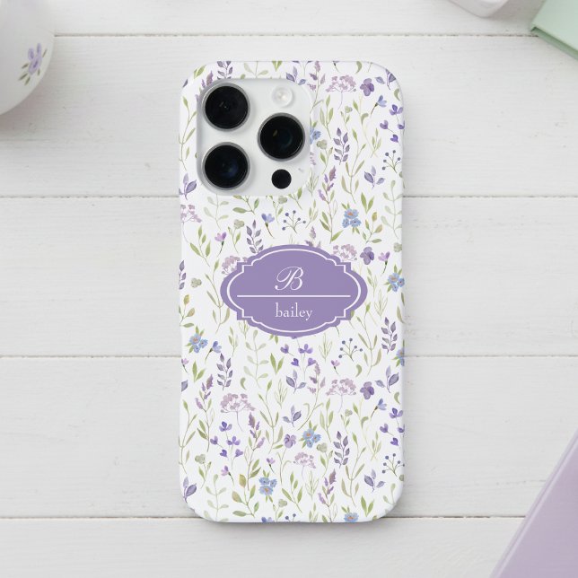Personalisiertes lila Blumenmonogramm iPhone Hülle (pretty cottagecore lavender purple floral pattern iphone case with monogram in script calligraphy)
