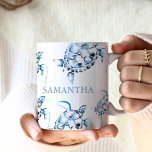 Personalisiertes Meeresschildkrötenstrand Kaffeetasse<br><div class="desc">Mit diesem personalisierten Geschenk an die Meeresschildkröte, das ein atemberaubendes blaues Aquarell-Design bietet, bringen Sie Strandvibes in den Alltag. Inspiriert durch den Küsten-Lifestyle, präsentiert diese maßgeschneiderte Tasse eine Nachbildung meiner originalen handbemalten Meeresschildkröten-Kunstwerke, Set gegen ein ruhiges Thema Strand Hintergrund. Ihr Name wird elegant in einem klassischen Serif-Schriftart dargestellt, was es...</div>