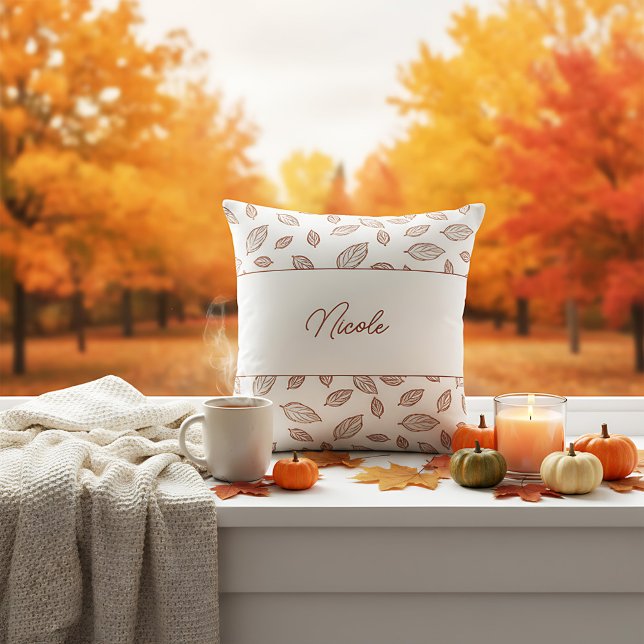 Personalisiertes Minimalistisches Bauernhaus Leaf  Kissen (A cozy farmhouse pillow with a fall theme, featuring a white background and scattered brown leaves.)