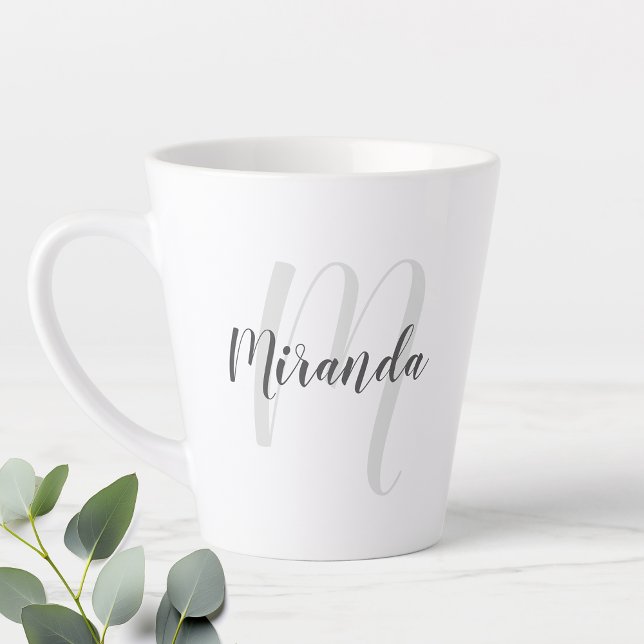 Personalisiertes Modern Script Monogram und Name Milchtasse (Von Creator hochgeladen)