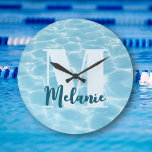Personalisiertes Monogram Blue Swimming Pool Moder Große Wanduhr<br><div class="desc">👉 Lächeln Sie mit dieser wunderschönen personalisierten Mono-Pooluhr auf das Gesicht! Ein perfektes Geschenk für Ihren Schwimmfreund! Oder um Ihren Poolbereich zu erweitern! - Klicken Sie einfach, um dieses Design zu personalisieren 🔥 Meine Versprechen - Das ist mit Ihnen im Hinterkopf 🙏 Vielen Dank für die Unterstützung meines kleinen Unternehmens...</div>