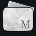 Personalisiertes Monogramm aus weißem Marmor und N Laptopschutzhülle<br><div class="desc">Personalisierte Monogramm- und Namensgeschenke mit personalisierter Monogramm und Namen im klassischen Serif-Schriftart-Stil.</div>