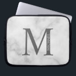 Personalisiertes Monogramm aus weißem Marmor und N Laptopschutzhülle<br><div class="desc">Personalisierte Monogramm- und Namensgeschenke mit personalisierter Monogramm und Namen im klassischen Serif-Schriftart-Stil.</div>