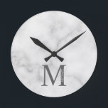 Personalisiertes Monogramm aus weißem Marmor und N Runde Wanduhr<br><div class="desc">Personalisiert Monogram und Name Design zeichnen sich durch personalisierte Monogramme und Namen im klassischen Serif-Schriftart-Stil aus. Bitte beachten Sie: Die Marmordetails werden im Kunstwerk simuliert. Bei der Herstellung dieses Produktes wird kein Marmor verwendet</div>
