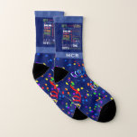 Personalisiertes Monogramm für die 80. Geburtstags Socken<br><div class="desc">Einzigartige und besondere Typografie Thema 80. Geburtstag Party Dekor und Geschenke. Der Text enthält heftige und fab bei 80. fabelhaft bei 80, phantastischen 80. Geburtstagsfeier, besonderen 80. Geburtstag, glücklicher 80. Geburtstag, rockiger 80. Geburtstag, gut 80, und phantastischen 80. Geburtstag. Heller, farbiger Text in gelb, rosa, lila, blau, grün und rot...</div>
