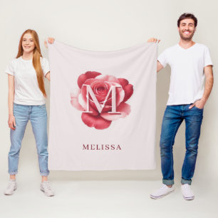 Personalisiertes Monogramm mit rosa Rose und Namen Fleecedecke