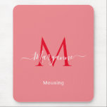 Personalisiertes Monogramm Mousepad<br><div class="desc">Dieses rosa Mousepad weist einen eleganten,  weißen Monogramm-Schriftart auf,  dessen Name in der modernen Schrifttyp-Schrift überlagert ist. Wenn Sie den Namen eingeben,  verließ Sie die beiden Kästchen auf beiden Seiten Ihres Namens,  um das Design-Feature zu erhalten. Dieses Bindemittel ist Teil einer gürtelrosa Monogrammserie.</div>