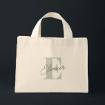 Personalisiertes Monogramm Name Sage Green Script Mini Stoffbeutel<br><div class="desc">Diese personalisierte Mini-Tote-Tasche ist mit einem stilvollen, grün-silbernen Skript-Monogramm ausgestattet, das sich perfekt für Spenden von Braut eignet. Ideal für Wochenendreisen, Junggeselinnen-Abschiede oder Brautparty-Favoriten, diese schicke und praktische Tasche ist eine durchdachte Möglichkeit, um Ihren Hochburgen zu danken. Ob für den Strand oder den Alltag, diese maßgeschneiderte Tasche fügt Ihrem besonderen...</div>