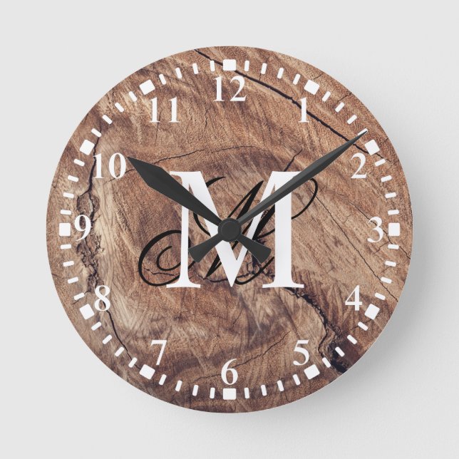 Personalisiertes Monogramm rustikales Holzkörndesi Runde Wanduhr (Vorderseite)