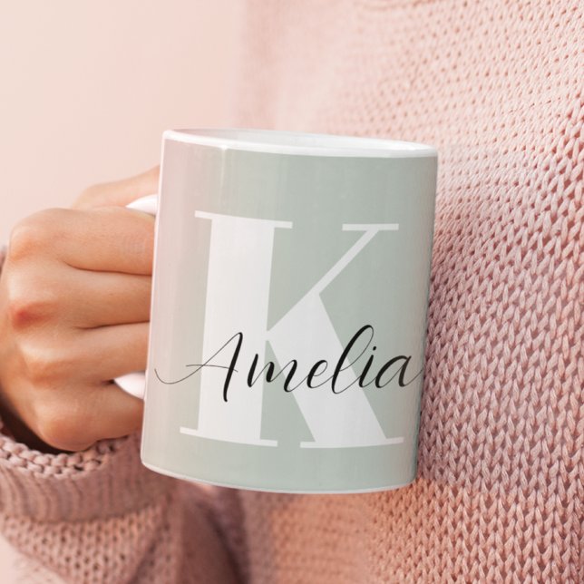 Personalisiertes Monogramm-Skriptformat Grün Kaffeetasse (Von Creator hochgeladen)