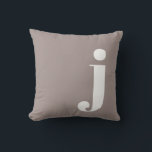 Personalisiertes Monogramm Stilvolle Earthy Initia Kissen<br><div class="desc">Minimalistische Mit Monogramm Initial in Taupe Brown Throw Kissen - Bitte schreiben Sie mir,  wenn Sie Hilfe bei der Buchstabenplatzierung benötigen.</div>