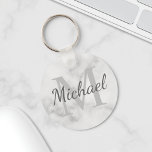 Personalisiertes Monogramm und Name aus hochwertig Schlüsselanhänger<br><div class="desc">Personalisierte Monogramm- und Namensgeschenke mit personalisiertem Namen im Stil eines Schriftartes mit grauem Skript und Monogramm im hellgrauen Serif-Schriftart-Stil als Hintergrund,  auf weißem Marmorhintergrund. Perfekt als Feriengeschenk,  Familienfavoriten,  Dankeschön für Trauzeugen und Geschenk für alle besondere Anlässe.</div>
