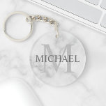 Personalisiertes Monogramm und Name aus hochwertig Schlüsselanhänger<br><div class="desc">Personalisierte Monogramm- und Namensgeschenke mit personalisiertem Namen in Grau und Monogramm,  hellgrau als Hintergrund,  im klassischen Serif-Schriftart,  auf weißem Marmorhintergrund. Perfekt als Feriengeschenk,  Familienfavoriten,  Dankeschön für Trauzeugen und Geschenk für alle besondere Anlässe.</div>