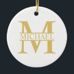 Personalisiertes Monogramm und Name aus Weiß und G Keramik Ornament<br><div class="desc">Personalisiertes Monogramm und Namensschild mit personalisiertem Goldmonogramm im klassischen Serif-Schriftart-Stil mit Namenskiste in der Mitte des Monogramms auf weißem Hintergrund.

Perfekt als Wohngestaltungen,  Hauswärme Geschenke,  Feriengeschenke für Familien,  Neuvermählte und mehr.

 Bitte beachten Sie: Die Foliendetails werden im Kunstwerk simuliert. Für die Herstellung dieses Produkts wird keine Folie verwendet.</div>