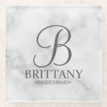 Personalisiertes Monogramm und Name Bridesmaid aus Glasuntersetzer<br><div class="desc">Moderne Personalisierte Bridesmaid-Geschenke mit personalisierten Monogrammen im eleganten Script-Schriftart-Stil mit Name und Titel der Brautjungfrau im klassischen Serif-Schriftart-Stil auf weißem Marmor-Hintergrund. Auch perfekt für Trauzeugin,  Mutter der Braut und mehr.</div>
