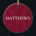 Personalisiertes Monogramm und Name Burgundy Red Keramik Ornament<br><div class="desc">Personalisiertes Monogramm und Namensgeschenk weist einen personalisierten Namen in Weiß und Monogramm in hellbordeauxrot als Hintergrund auf,  im klassischen Serif-Schriftart,  auf bordeauxrotem Hintergrund. Ideal für Ferien,  Wiedersehen und besondere Anlässe.</div>