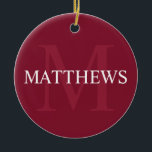 Personalisiertes Monogramm und Name Burgundy Red Keramik Ornament<br><div class="desc">Personalisiertes Monogramm und Namensgeschenk weist einen personalisierten Namen in Weiß und Monogramm in hellbordeauxrot als Hintergrund auf, im klassischen Serif-Schriftart, auf bordeauxrotem Hintergrund. Ideal für Ferien, Wiedersehen und besondere Anlässe.</div>