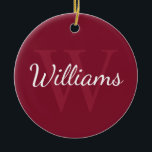 Personalisiertes Monogramm und Name Burgundy Red Keramik Ornament<br><div class="desc">Personalisiertes Monogramm und Namensgeschenk enthält personalisierte Namen im Stil eines Schriftartes mit weißem Skript und Monogramm im hellbordeauxroten Serif-Schriftart-Stil als Hintergrund,  auf bordeauxrotem Hintergrund. Ideal für Ferien,  Wiedersehen und besondere Anlässe.</div>