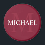 Personalisiertes Monogramm und Name Burgundy Red Magnet<br><div class="desc">Personalisiertes Monogramm und Namensgeschenk weist einen personalisierten Namen in Weiß und Monogramm in hellbordeauxrot als Hintergrund auf,  im klassischen Serif-Schriftart,  auf bordeauxrotem Hintergrund. Perfekt als Feriengeschenk,  Familienfavoriten,  Dankeschön für Trauzeugen und Geschenk für alle besondere Anlässe.</div>