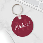 Personalisiertes Monogramm und Name Burgundy Red Schlüsselanhänger<br><div class="desc">Personalisiertes Monogramm und Namensgeschenk enthält personalisierte Namen im Stil eines Schriftartes mit weißem Skript und Monogramm im hellbordeauxroten Serif-Schriftart-Stil als Hintergrund,  auf bordeauxrotem Hintergrund. Perfekt als Feriengeschenk,  Familienfavoriten,  Dankeschön für Trauzeugen und Geschenk für alle besondere Anlässe.</div>