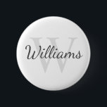Personalisiertes Monogramm und Name Button<br><div class="desc">Personalisiertes Monogramm und Namensgeschenk enthält personalisierte Namen im Stil eines Schriftartes mit grauem Skript und Monogramm im hellgrauen Serif-Schriftart-Stil als Hintergrund,  auf weißem Hintergrund. Perfekt als Feriengeschenk,  Familienfavoriten,  Dankeschön für Trauzeugen und Geschenk für alle besondere Anlässe.</div>