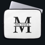 Personalisiertes Monogramm und Name Laptopschutzhülle<br><div class="desc">Personalisierte Monogramm- und Namensgeschenke mit personalisierter Monogramm und Namen im klassischen Serif-Schriftart-Stil. Perfekt als väterliche Tagesgeschenke für Papa,  Geschenke für Großvater,  Ehemann,  Absolvent und mehr.</div>