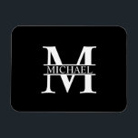 Personalisiertes Monogramm und Name Magnet<br><div class="desc">Personalisiertes Monogramm und Namensschild mit personalisierten Monogramm im klassischen Serif-Schriftart-Stil mit Namenskasten in der Mitte des Monogramms.

Perfekt als Wohngestaltungen,  Hauswärme Geschenke,  Feriengeschenke für Familien,  Neuvermählte und mehr.</div>