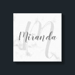 Personalisiertes Monogramm und Name-Marmor Leinwanddruck<br><div class="desc">Personalisiertes Monogramm und Familiennamensgeschenk mit Namen in grauem,  modernem Schriftart und Monogramm im hellgrauen,  modernen Script-Schriftart-Stil als Hintergrund auf weißem Marmorhintergrund.</div>