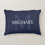 Personalisiertes Monogramm und Name Navy Blue Dekokissen<br><div class="desc">Personalisiertes Monogramm und Namensgeschenk weist personalisierte Namen in Weiß und Monogramm in hellblau als Hintergrund,  im klassischen Serif Schriftart Stil,  auf marineblau Hintergrund auf. Perfekt als Feriengeschenk,  Familienfavoriten,  Hauswärmespeck,  Hochzeitsgeschenk und Geschenk für jeden besondere Anlass. Wiedersehen..</div>