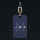Personalisiertes Monogramm und Name Navy Blue Gepäckanhänger<br><div class="desc">Personalisierte Monogramm- und Namensgeber weist personalisierten Namen in Weiß und Monogramm in hellblau als Hintergrund auf,  im klassischen Serif-Schriftart-Stil,  auf marinebasischem Hintergrund.

Perfekt als Urlaubsgeschenk,  Vatertagsgeschenk,  vielen Dank für Trauzeuge und Geschenk für alle besondere Anlässe.</div>