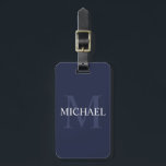Personalisiertes Monogramm und Name Navy Blue Gepäckanhänger<br><div class="desc">Personalisierte Monogramm- und Namensgeber weist personalisierten Namen in Weiß und Monogramm in hellblau als Hintergrund auf,  im klassischen Serif-Schriftart-Stil,  auf marinebasischem Hintergrund.

Perfekt als Urlaubsgeschenk,  Vatertagsgeschenk,  vielen Dank für Trauzeuge und Geschenk für alle besondere Anlässe.</div>