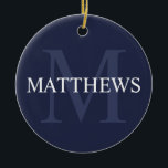 Personalisiertes Monogramm und Name Navy Blue Keramik Ornament<br><div class="desc">Personalisiertes Monogramm und Namensgeschenk weist personalisierte Namen in Weiß und Monogramm in hellblau als Hintergrund,  im klassischen Serif Schriftart Stil,  auf marineblau Hintergrund auf. Ideal für Ferien,  Wiedersehen und besondere Anlässe.</div>