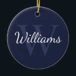 Personalisiertes Monogramm und Name Navy Blue Keramik Ornament<br><div class="desc">Personalisierte Monogram und Name Gift sind mit personalisierten Namen im Stil eines Schriftartes mit weißem Skript und Monogramm in hellblau serif Schriftart als Hintergrund auf marineblau Hintergrund ausgestattet. Ideal für Ferien, Wiedersehen und besondere Anlässe.</div>