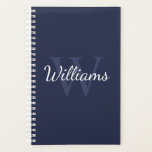 Personalisiertes Monogramm und Name Navy Blue Planer<br><div class="desc">Personalisierte Monogram und Name Gift sind mit personalisierten Namen im Stil eines Schriftartes mit weißem Skript und Monogramm in hellblau serif Schriftart als Hintergrund auf marineblau Hintergrund ausgestattet. Perfekt als Geschenk für ihn,  väterliches Geschenk und Geschenk für jeden besondere Anlass.</div>