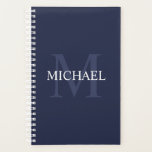 Personalisiertes Monogramm und Name Navy Blue Planer<br><div class="desc">Personalisierte Monogram und Name Giftspenden haben einen personalisierten Namen in weiß und monogramm in hellblau als Hintergrund,  im klassischen Serif Schriftart Stil,  auf marineblau Hintergrund.

Perfekt als Feriengeschenk,  Vatertagsgeschenk für Papa und Geschenk für alle besondere Anlässe.</div>