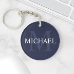 Personalisiertes Monogramm und Name Navy Blue Schlüsselanhänger<br><div class="desc">Personalisiertes Monogramm und Namensgeschenk weist personalisierte Namen in Weiß und Monogramm in hellblau als Hintergrund,  im klassischen Serif Schriftart Stil,  auf marineblau Hintergrund auf. Perfekt als Feriengeschenk,  Familienfavoriten,  Dankeschön für Trauzeugen und Geschenk für alle besondere Anlässe.</div>