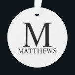 Personalisiertes Monogramm und Name Ornament<br><div class="desc">Personalisierte Monogram und Name Giftspenden verfügen über personalisierte Monogramme und Namen im schwarzen klassischen Serif-Schriftart auf weißem Hintergrund.

Ideal für Ferien,  Wiedersehen und besondere Anlässe.</div>