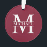 Personalisiertes Monogramm und Name Ornament<br><div class="desc">Personalisierte Monogramm- und Namensgeschenke mit personalisiertem weißem Monogramm im klassischen Serif-Schriftart-Stil mit Namensbox in der Mitte des Monogramms auf bordeauxrotem Hintergrund.</div>