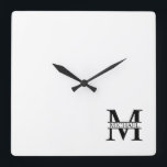 Personalisiertes Monogramm und Name Quadratische Wanduhr<br><div class="desc">Personalisiertes Monogramm und Namensschild mit personalisierten Monogramm im klassischen Serif-Schriftart-Stil mit Namenskasten in der Mitte des Monogramms.
Perfekt als Wohngestaltungen, Hauswärme Geschenke, Feriengeschenke für Familien, Neuvermählte und mehr.</div>
