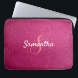 Personalisiertes Monogramm und Name Rosa Leder Laptopschutzhülle<br><div class="desc">Ein schöner rosa Lederprint Laptop-Ärmel.
Sie können es mit Ihrem Namen und Monogramm Initial personalisieren.</div>