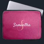 Personalisiertes Monogramm und Name Rosa Leder Laptopschutzhülle<br><div class="desc">Ein schöner rosa Lederprint Laptop-Ärmel.
Sie können es mit Ihrem Namen und Monogramm Initial personalisieren.</div>