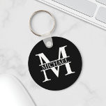 Personalisiertes Monogramm und Name Schlüsselanhänger<br><div class="desc">Personalisierte Monogramm- und Namensgeschenke mit personalisierter Monogramm und Namen im klassischen Serif-Schriftart-Stil. Perfekt als väterliche Tagesgeschenke für Papa,  Geschenke für Großvater,  Ehemann,  Bräutigam,  Trauzeuge,  Trauzeuge und mehr.</div>