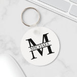 Personalisiertes Monogramm und Name Schlüsselanhänger<br><div class="desc">Personalisierte Monogramm- und Namensgeschenke mit personalisierter Monogramm und Namen im klassischen Serif-Schriftart-Stil. Perfekt als väterliche Tagesgeschenke für Papa,  Geschenke für Großvater,  Ehemann,  Bräutigam,  Trauzeuge,  Trauzeuge und mehr.</div>