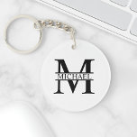 Personalisiertes Monogramm und Name Schlüsselanhänger<br><div class="desc">Personalisierte Monogramm- und Namensgeschenke mit personalisierter Monogramm und Namen im klassischen Serif-Schriftart-Stil. Perfekt als väterliche Tagesgeschenke für Papa,  Geschenke für Großvater,  Ehemann,  Bräutigam,  Trauzeuge,  Trauzeuge und mehr.</div>