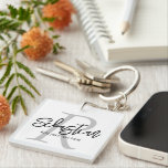 Personalisiertes Monogramm und Name Schlüsselanhänger<br><div class="desc">Personalisiertes mit Monogramm und Name mit zusätzlicher Textzeile aus Ricaso - perfekte Geschenkidee</div>