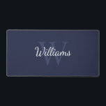 Personalisiertes Monogramm und Name Schreibtischunterlage<br><div class="desc">Personalisierte Monogram und Name Gift sind mit personalisierten Namen im Stil eines Schriftartes mit weißem Skript und Monogramm in hellblau serif Schriftart als Hintergrund auf marineblau Hintergrund ausgestattet. Perfekt als Geschenk für ihn,  Vatertagsgeschenk für Papa und Geschenk für alle besondere Anlass.</div>