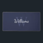 Personalisiertes Monogramm und Name Schreibtischunterlage<br><div class="desc">Personalisierte Monogram und Name Gift sind mit personalisierten Namen im Stil eines Schriftartes mit weißem Skript und Monogramm in hellblau serif Schriftart als Hintergrund auf marineblau Hintergrund ausgestattet. Perfekt als Geschenk für ihn, Vatertagsgeschenk für Papa und Geschenk für alle besondere Anlass.</div>
