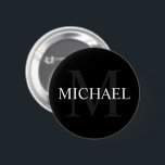 Personalisiertes Monogramm und Name Schwarz Button<br><div class="desc">Personalisierte Monogramm- und Namensschilder weisen personalisierten Namen in Weiß und Monogramm auf,  grau als Hintergrund,  im klassischen Serifenstil,  auf schwarzem Hintergrund.

Ideal als Urlaubsgeschenk,  Familienfavoriten,  danke für Trauzeugen und Geschenk für jeden besondere Anlässe.</div>