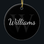 Personalisiertes Monogramm und Name Schwarz Keramik Ornament<br><div class="desc">Personalisiertes Monogramm und Namensgeschenk enthält personalisierte Namen im Stil eines Schriftartes mit weißem Skript und Monogramm im Stil eines grauen Serif-Schriftartes als Hintergrund,  auf schwarzem Hintergrund. Ideal für Ferien,  Wiedersehen und besondere Anlässe.</div>